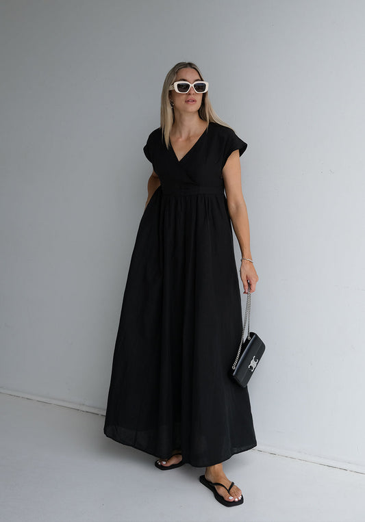 Elegancka, szeroka sukienka maxi z krótkimi rękawami, nadająca swobodny wygląd
