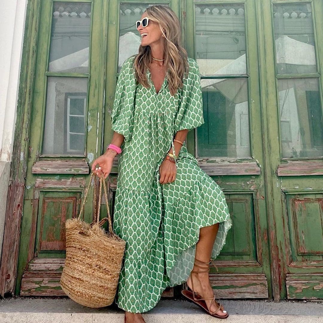 Długa sukienka w stylu boho z nadrukiem vintage, dekoltem w szpic i krótkimi luźnymi rękawami