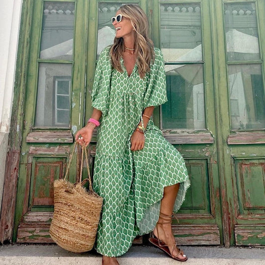 Długa sukienka w stylu boho z nadrukiem vintage, dekoltem w szpic i krótkimi luźnymi rękawami