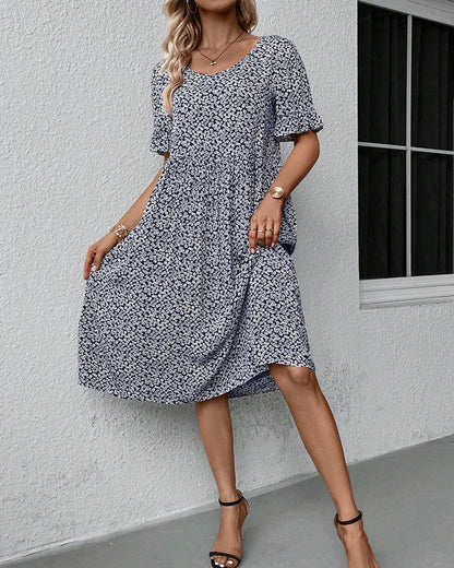 Elegancka krótka sukienka z krótkim rękawem i delikatnym kwiatowym nadrukiem