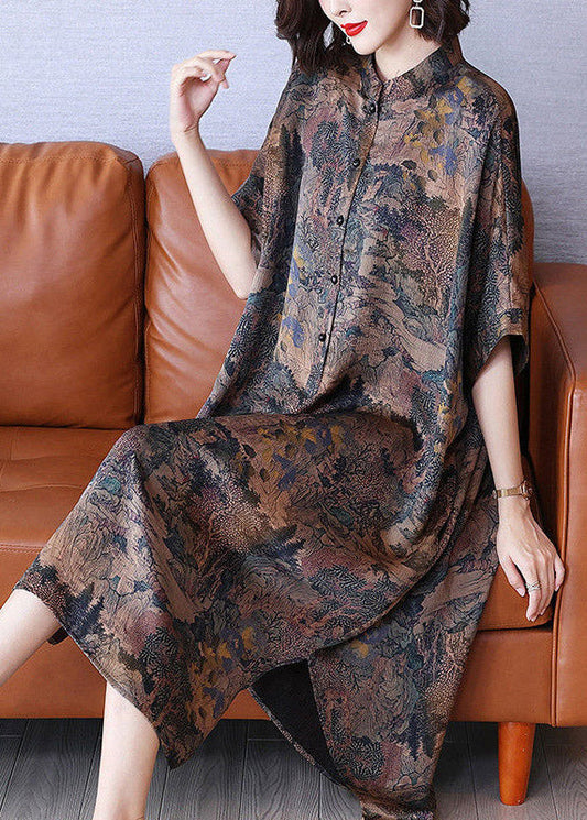 Armine - Sukienka maxi w stylu vintage ze stójką, nadrukiem i odkrytymi bokami