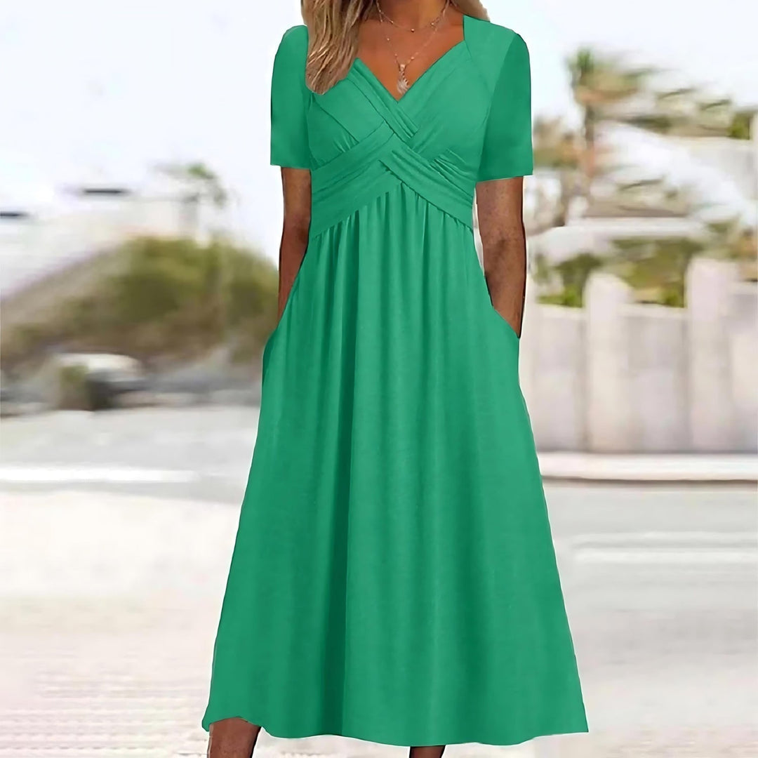 Casual sukienka midi o eleganckim kroju i z krótkim rękawem, idealna do noszenia na co dzień.