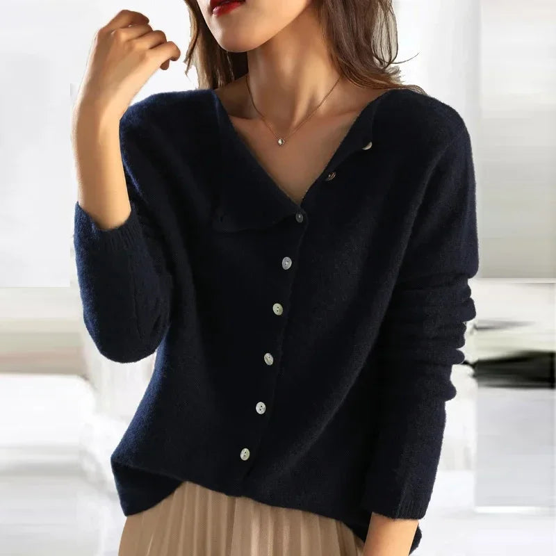 Zuri - Elegancki sweter z modną plisą guzikową