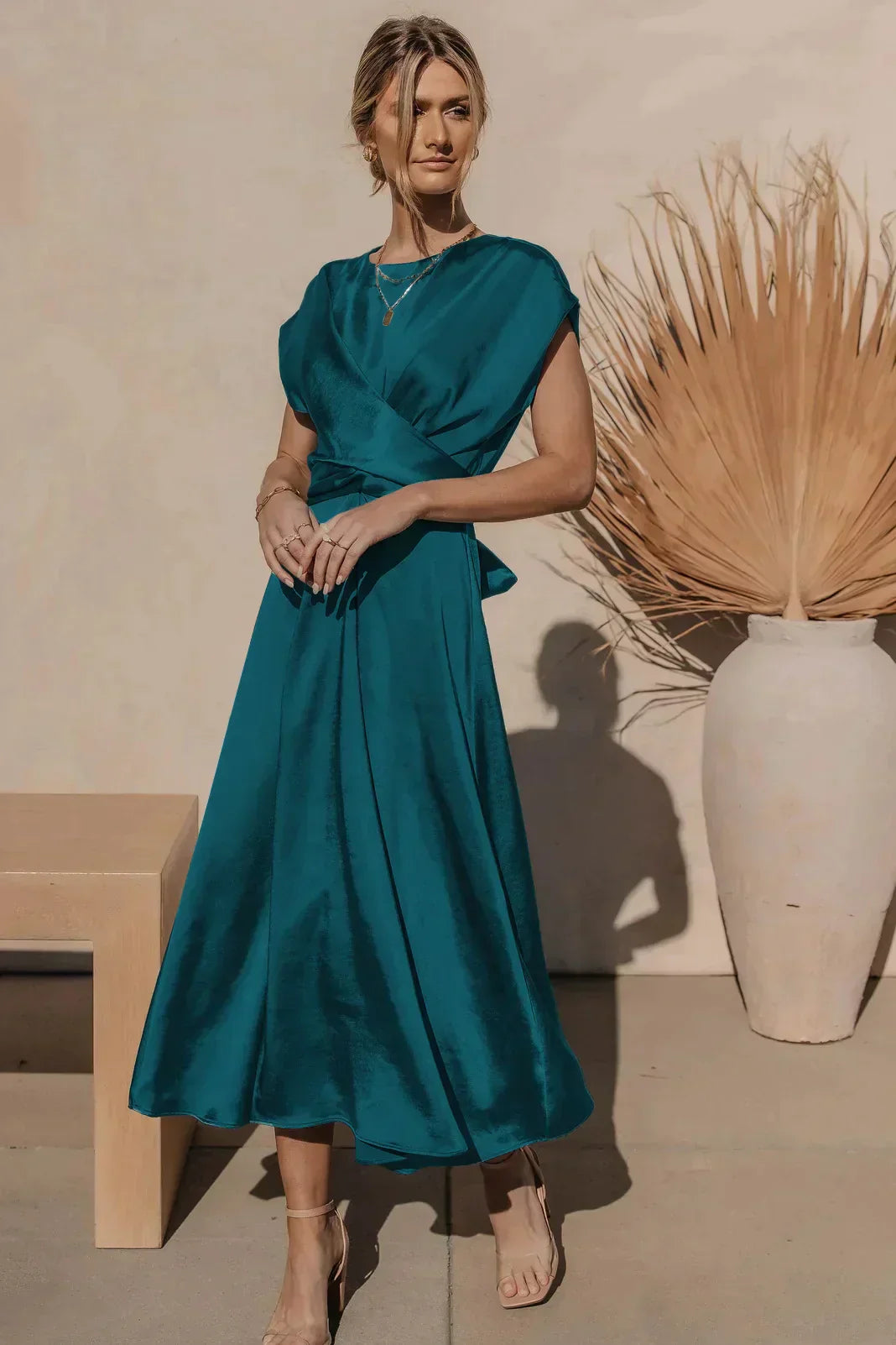 Evangeline - Elegancka sukienka na imprezę z satynowego jedwabiu