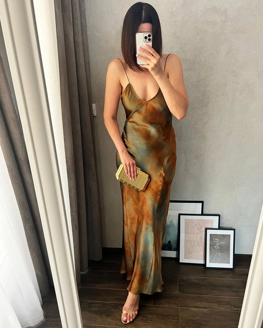 Evelyn - Elegancka satynowa sukienka z kawowym nadrukiem