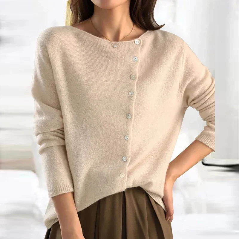Zuri - Elegancki sweter z modną plisą guzikową