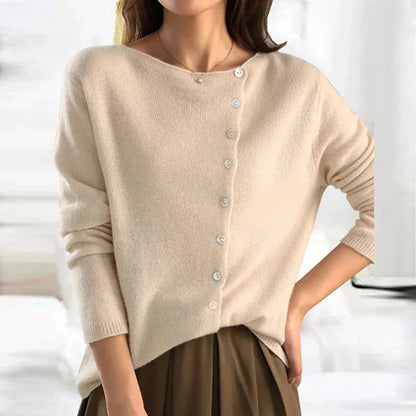 Zuri - Elegancki sweter z modną plisą guzikową