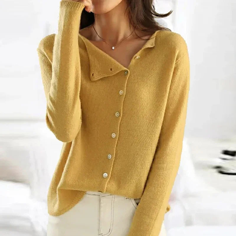 Zuri - Elegancki sweter z modną plisą guzikową