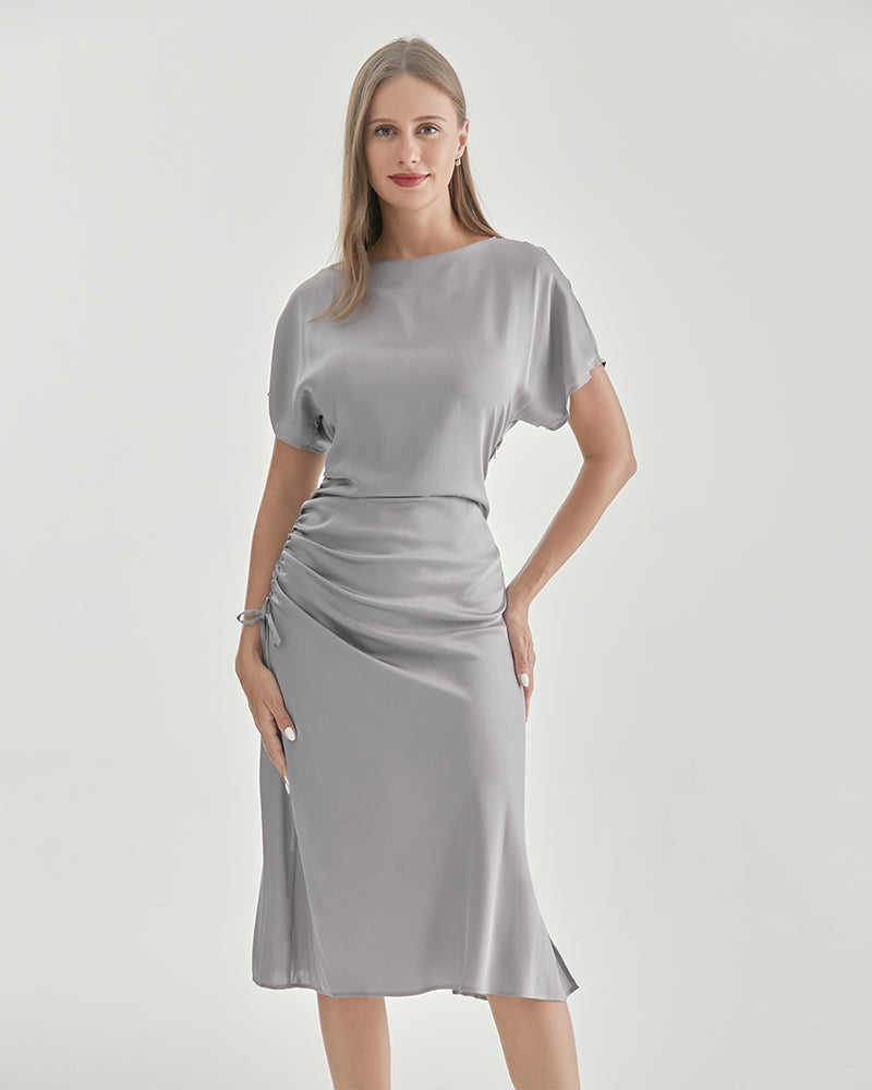 Elegancka sukienka z krótkim rękawem i plisowaną spódnicą dla wyrafinowanego stylu