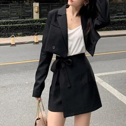 Yllana - Nowoczesny i stylowy blezer o przyciętym kroju