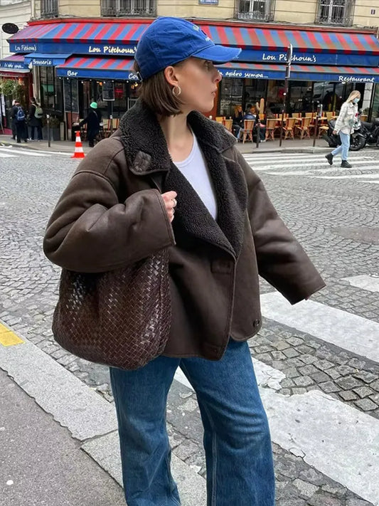 Brązowy płaszcz damski oversize z misiem
