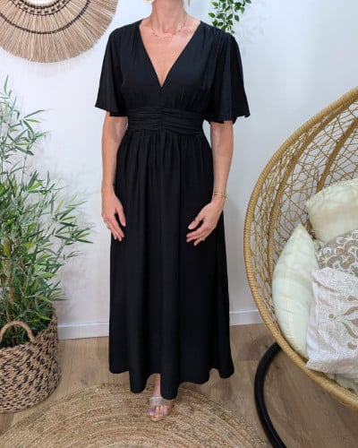Elegancka długa sukienka z krótkim rękawem w stylu peleryny